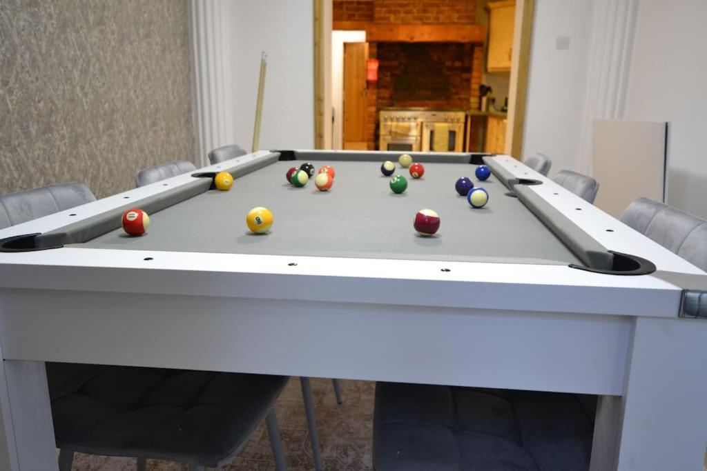 梅德斯通The Hive 4 Bed House Pool Table Air-Con别墅 外观 照片